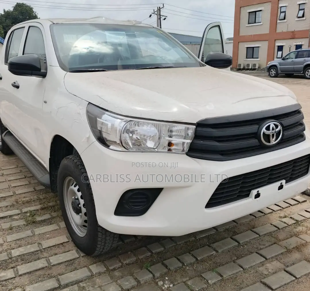 New Toyota Hilux 2025 White