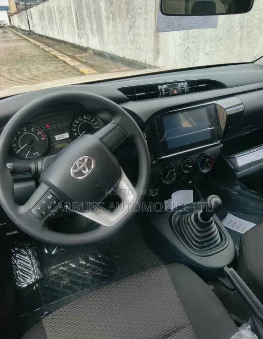 New Toyota Hilux 2025 White