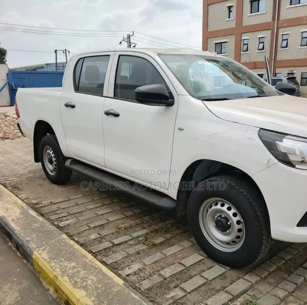 New Toyota Hilux 2025 White