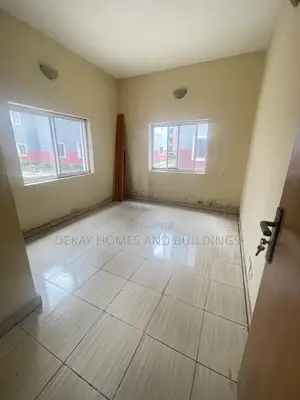 3bdrm Block of Flats in Fashola Estate for sale