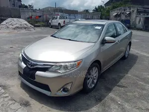 Toyota Camry XLE 4dr Sedan (2.5L 4cyl 6A) 2013 Gold