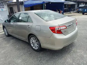 Toyota Camry XLE 4dr Sedan (2.5L 4cyl 6A) 2013 Gold