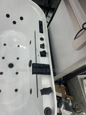 Luxurious Acrylic Bath Tub With Jet in Black and White Color