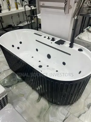 Luxurious Acrylic Bath Tub With Jet in Black and White Color