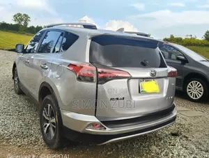 Toyota RAV4 XLE 4dr SUV AWD (2.5L 4cyl 6A) 2018 Silver