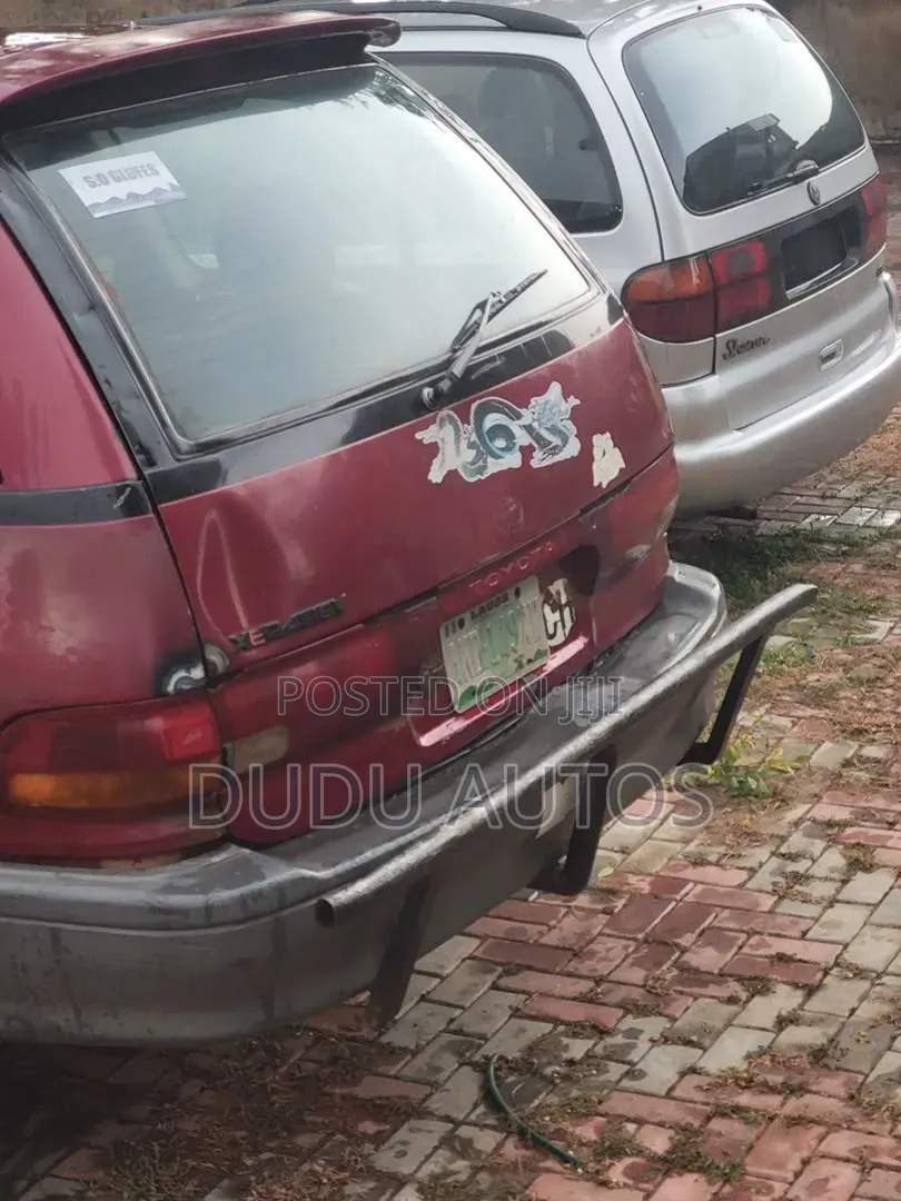 Toyota Quantum 2000 Red