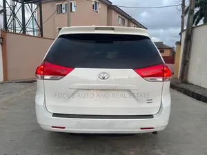 Toyota Sienna XLE 8-Passenger 4dr Minivan (3.5L 6cyl 6A) 2015 White