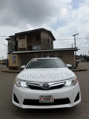 Toyota Camry XLE 4dr Sedan (2.5L 4cyl 6A) 2013 White