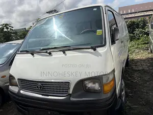 Toyota HiAce 2003 White
