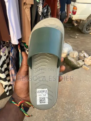 Stylish Men’s Slippers – Perfect for Casual Outfits