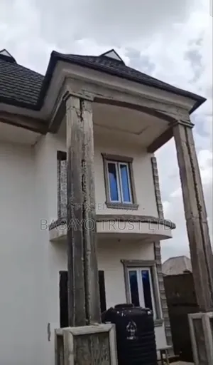 5bdrm Duplex in Onimaba Estate, Ikotun / Ikotun/Igando for sale