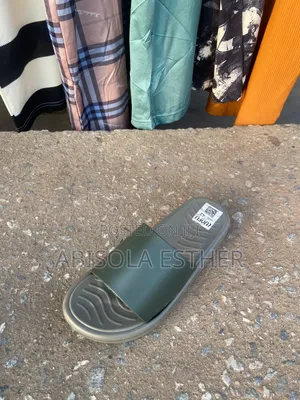 Fashionable Men Slippers – Modern Casual Footwear