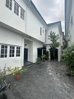 2bdrm Apartment in Lekki Phase 1 for rent