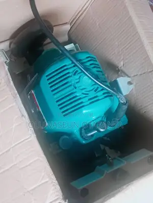 Brand New Makita 3612BR Professional Plunge Router (1,600W)