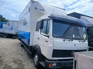 Mercedez Benz 815whire