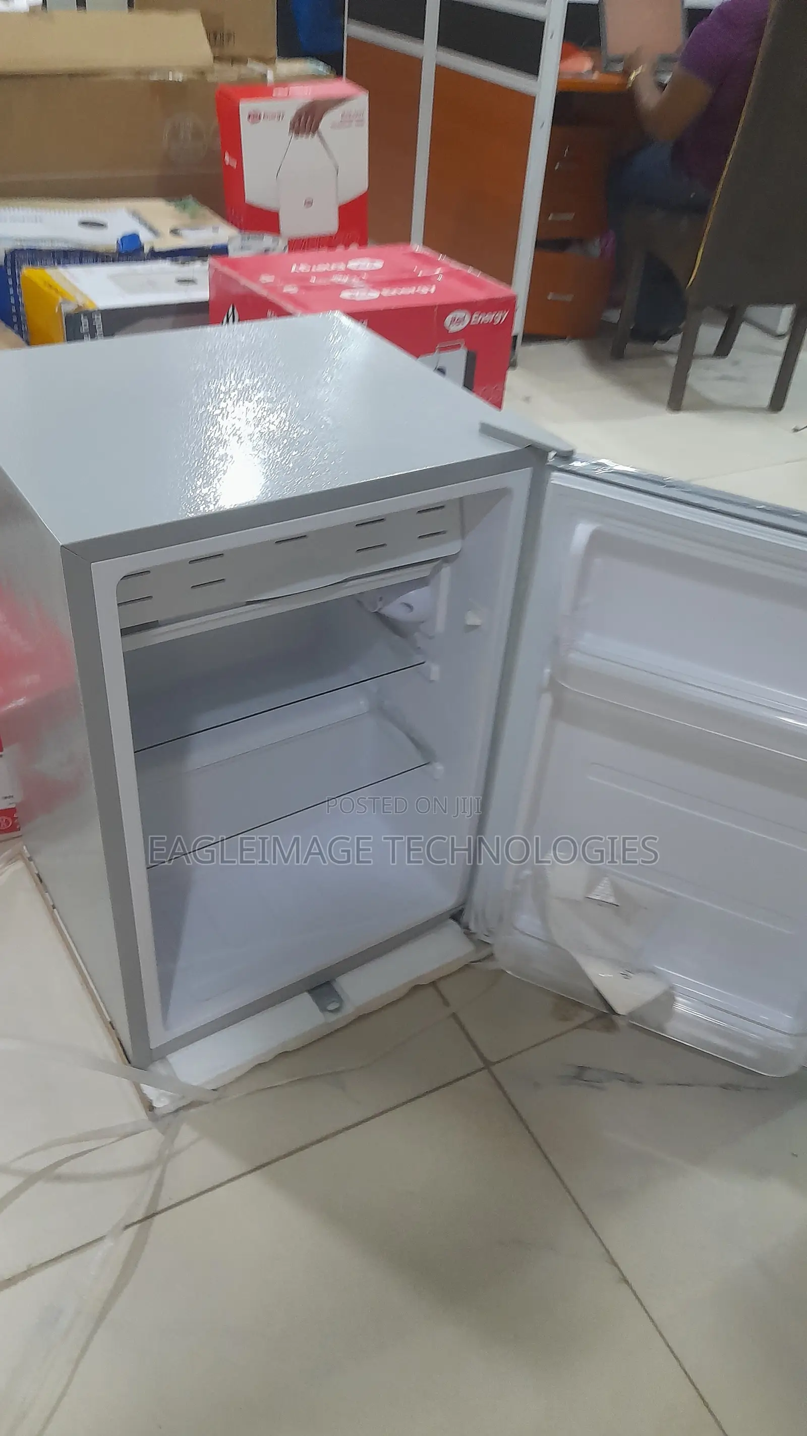 Glamstar GFR-90S-E Compact Top Freezer