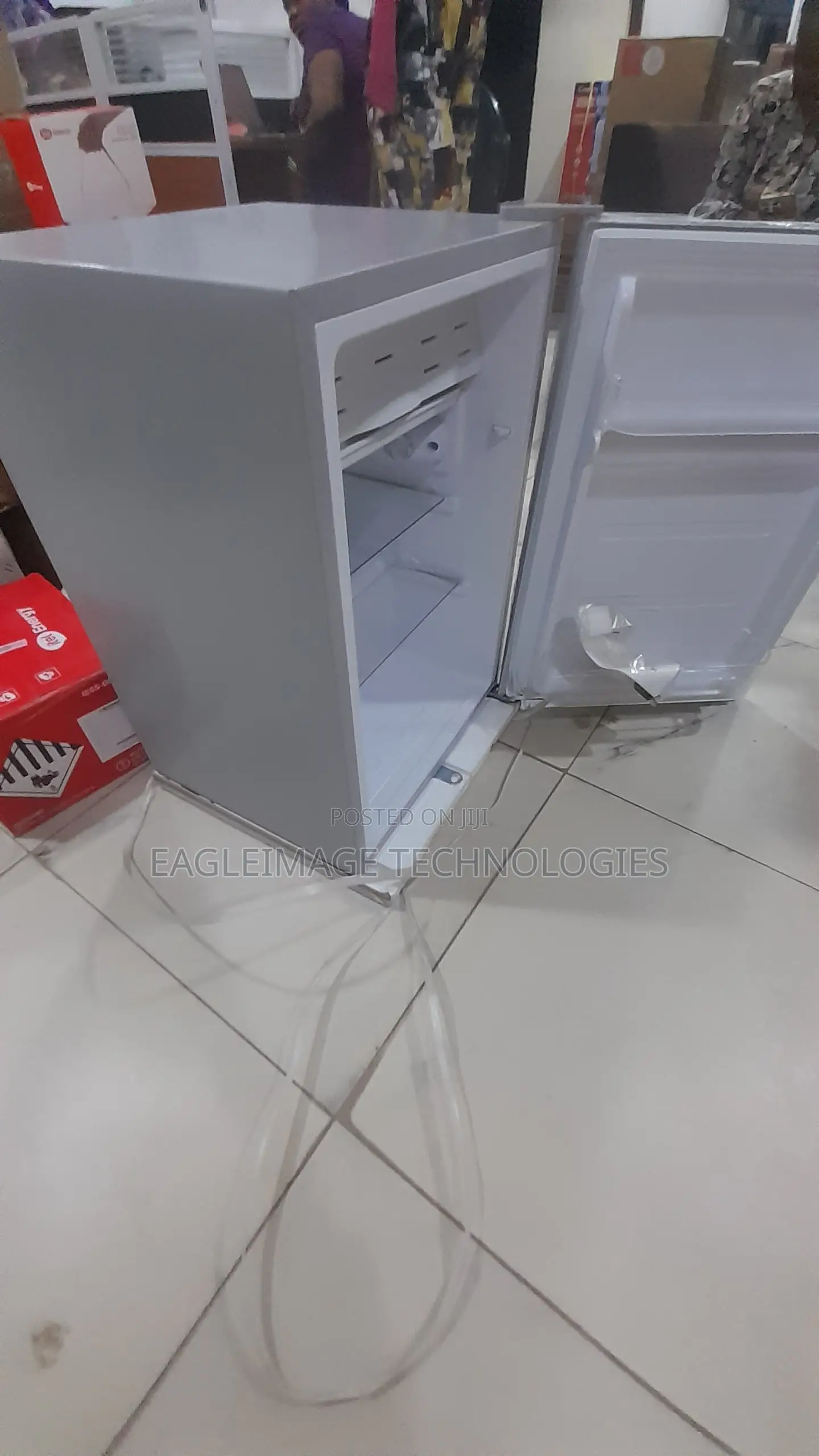 Glamstar GFR-90S-E Refrigerator – Ideal for Small Spaces