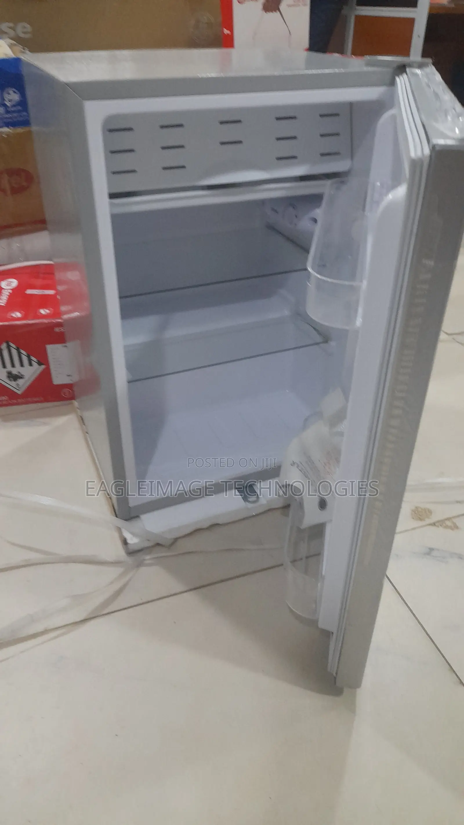 Glamstar GFR-90S-E Refrigerator – Compact & Convenient