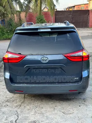 Toyota Sienna XLE Premium AWD (3.5L 6cyl 8A) 2018 Blue