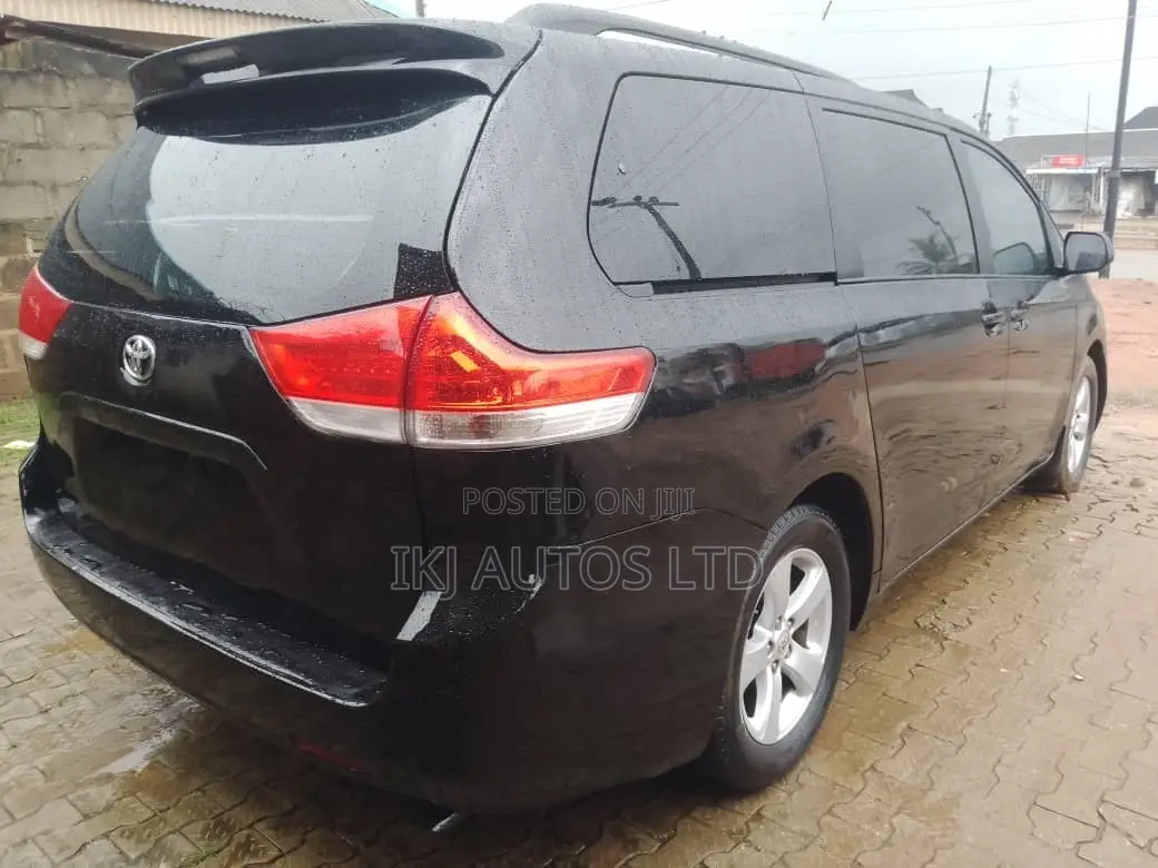 Toyota Sienna 2012 Black