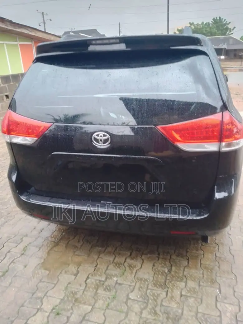 Toyota Sienna 2012 Black
