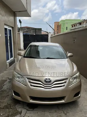 Toyota Camry LE 4dr Sedan (2.5L 4cyl 6AM) 2010 Gold