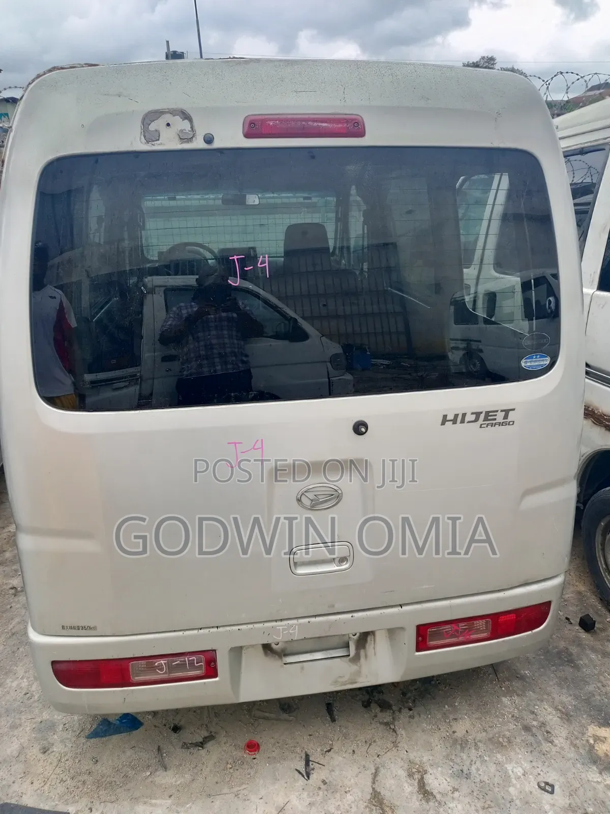 Bus 2010 White