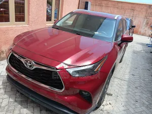 Toyota Highlander XLE 2022 Red
