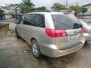 Toyota Sienna 2009 Gold