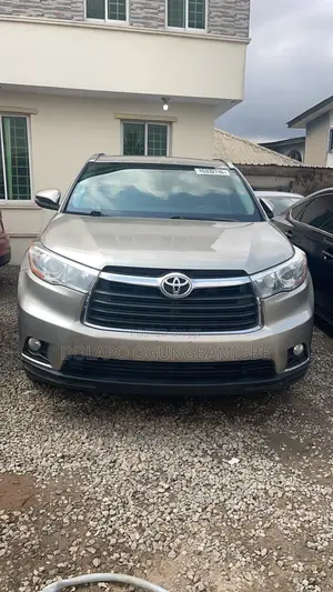 Toyota Highlander 2015 Gold