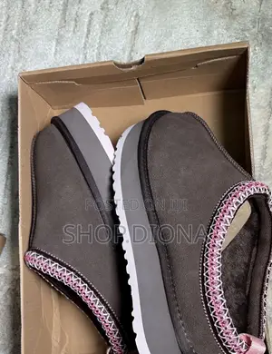 Cozy Uggs Slides to Keep Ur Feet Warm🛍