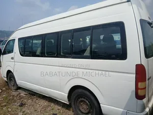 Toyota HiAce 2010 White