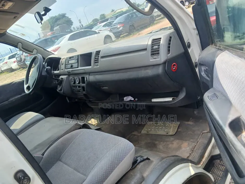 Toyota HiAce 2010 White
