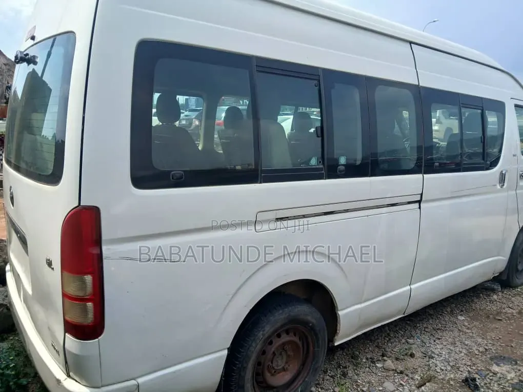 Toyota HiAce 2010 White