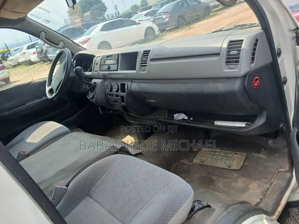 Toyota HiAce 2010 White
