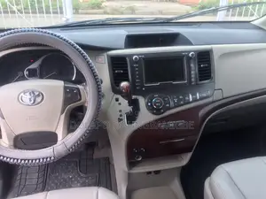 Toyota Sienna 2011 Black
