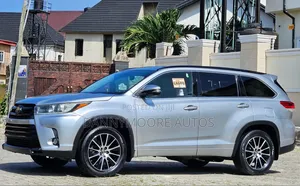 Toyota Highlander SE 4x4 V6 (3.5L 6cyl 8A) 2018 Silver