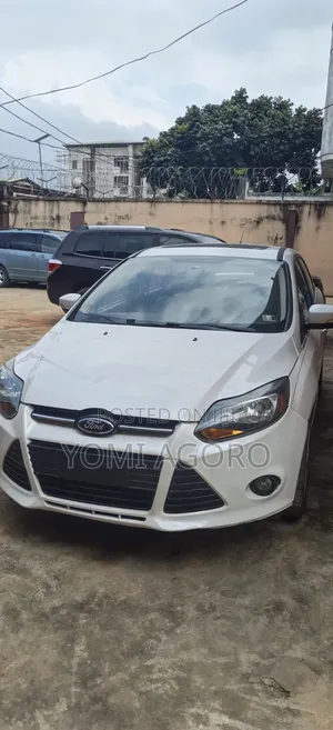 Ford Focus Titanium Sedan FWD (2.0L 4cyl 5M) 2013 White