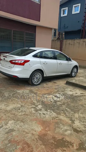 Ford Focus Titanium Sedan FWD (2.0L 4cyl 5M) 2013 White