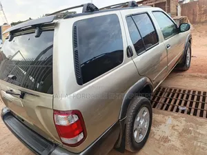 Nissan Pathfinder Automatic 2000 Gold