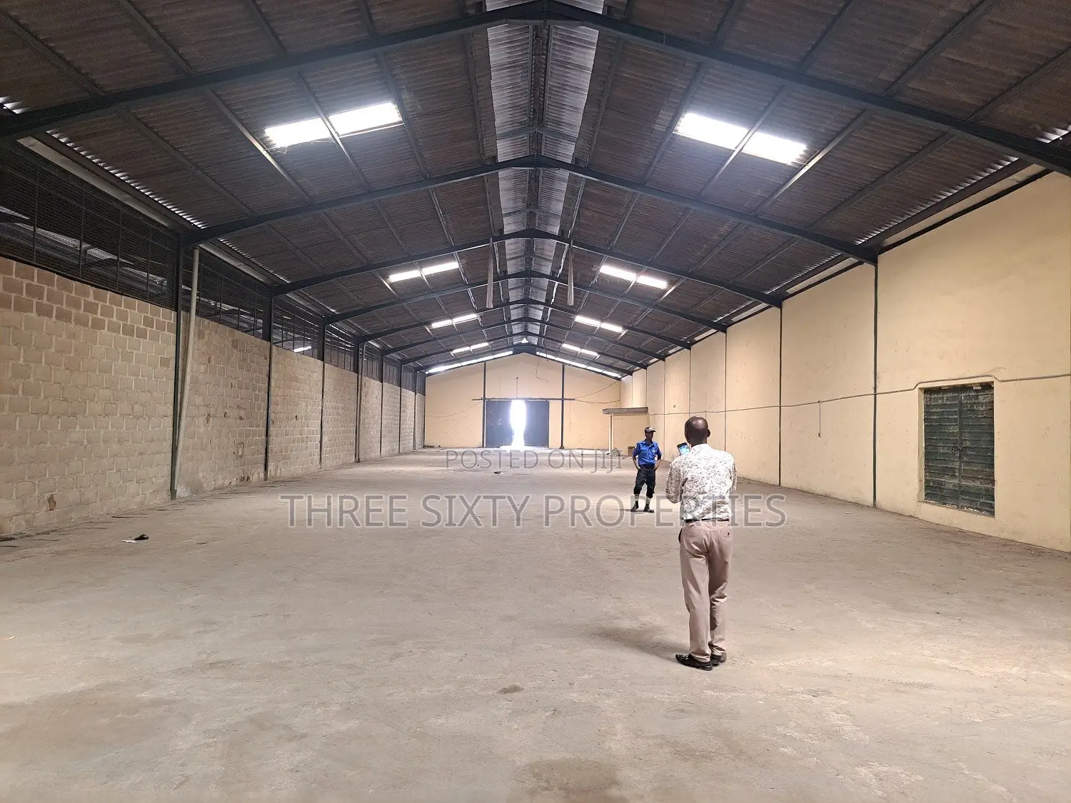 Warehouse With Spacious Compound