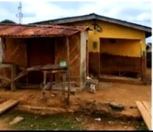 6bdrm Bungalow in Araromi Phase 1 for sale