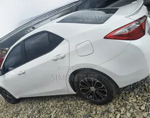 Toyota Corolla LE 4dr Sedan (1.8L 4cyl CVT) 2015 White
