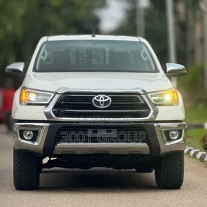 Toyota Hilux 2025 White
