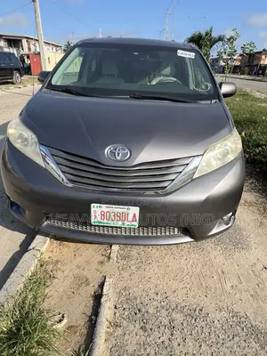 Toyota Sienna XLE 8-Passenger 4dr Minivan (3.5L 6cyl 6A) 2014 Gray