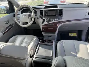 Toyota Sienna XLE 8-Passenger 4dr Minivan (3.5L 6cyl 6A) 2014 Gray