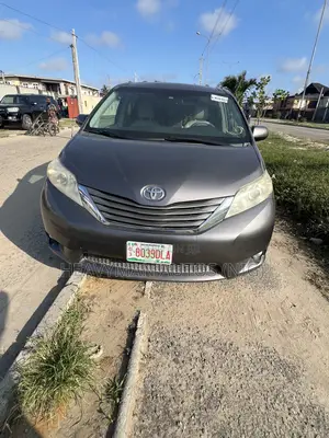 Toyota Sienna XLE 8-Passenger 4dr Minivan (3.5L 6cyl 6A) 2014 Gray