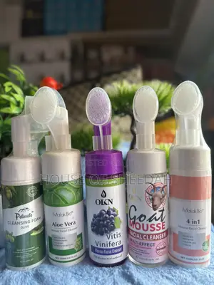 Facial Cleansers With Built-in Silicone Brush Applicators