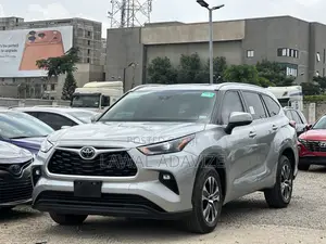 Toyota Highlander XLE FWD 2023 Silver