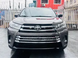 Toyota Highlander XLE 4x2 V6 (3.5L 6cyl 8A) 2018 Gray
